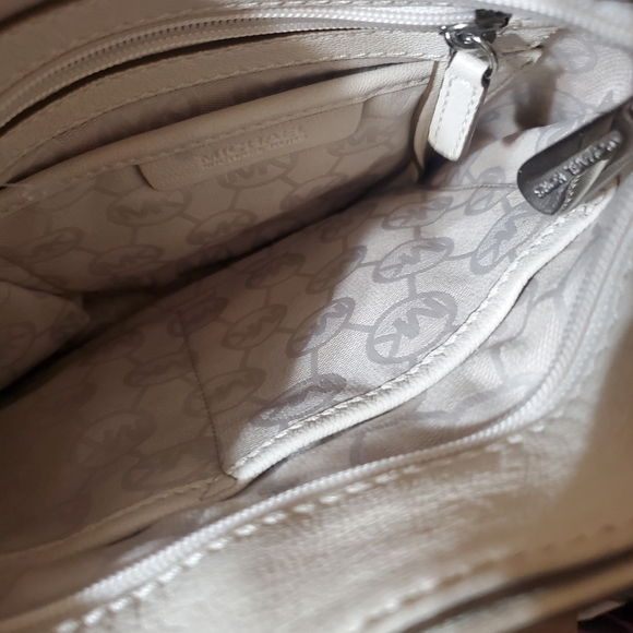 Springtime White Michael Kors handbag. Excellent condition, med size - Picture 4 of 10